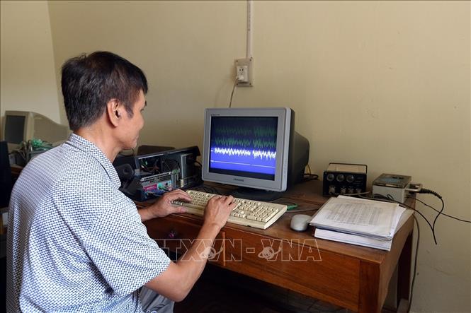 Trong ảnh: Cán bộ Trạm địa chấn Điện Biên kiểm tra giản đồ cường độ trận động đất. Ảnh: Phan Tuấn Anh - TTXVN