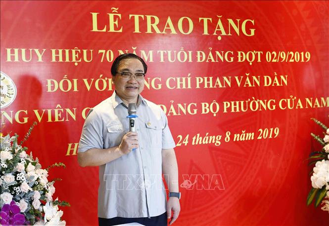 Trong ảnh: Bí thư Thành ủy Hà Nội Hoàng Trung Hải phát biểu tại lễ trao huy hiệu Đảng cho đồng chí Phan Văn Dần. Ảnh: Văn Điệp – TTXVN