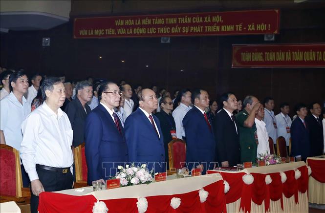 Trong ảnh:  Thủ tướng Nguyễn Xuân Phúc, nguyên Tổng Bí thư Nông Đức Mạnh và các đại biểu thực hiện nghi thức chào cờ tại Lễ kỷ niệm. Ảnh: Thống Nhất – TTXVN
