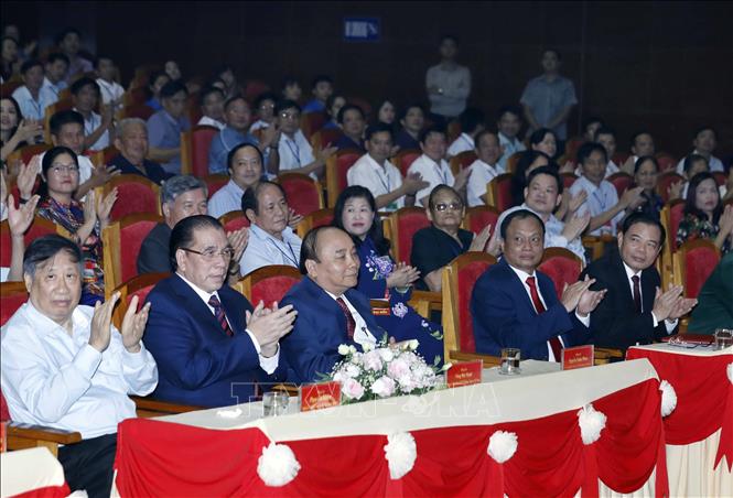 Trong ảnh:  Thủ tướng Nguyễn Xuân Phúc, nguyên Tổng Bí thư Nông Đức Mạnh và các đại biểu tham dự Lễ kỷ niệm. Ảnh: Thống Nhất – TTXVN