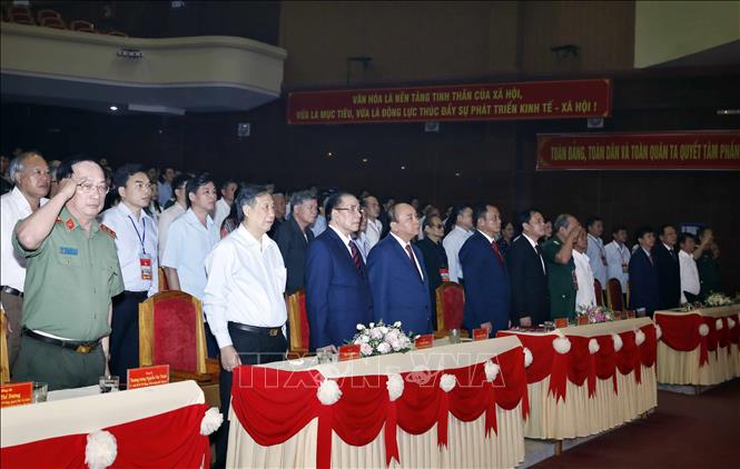 Trong ảnh:  Thủ tướng Nguyễn Xuân Phúc, nguyên Tổng Bí thư Nông Đức Mạnh và các đại biểu thực hiện nghi thức chào cờ tại Lễ kỷ niệm. Ảnh: Thống Nhất – TTXVN
