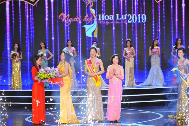 Trong ảnh: Thí sinh Nguyễn Thùy Trang (sbd 99) đăng quang Người đẹp Hoa Lư 2019 trong đêm chung kết. Ảnh: Minh Đức - TTXVN