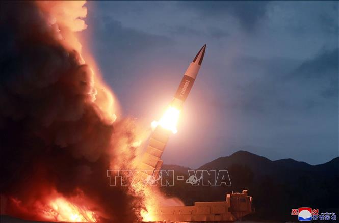 Trong ảnh (do Hãng thông tấn Trung ương Triều Tiên KCNA đăng phát ngày 11/8/2019): Một vũ khí mới được Triều Tiên thử nghiệm tại địa điểm bí mật. Ảnh: AFP/TTXVN 