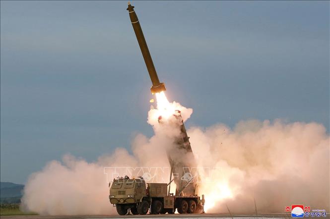 Trong ảnh (do Hãng thông tấn Trung ương Triều Tiên KCNA đăng phát ngày 25/8/2019): Hệ thống pháo phản lực phóng loạt cỡ nòng “cực lớn” kiểu mới được Triều Tiên thử nghiệm tại địa điểm bí mật ngày 24/8/2019. Ảnh: AFP/TTXVN