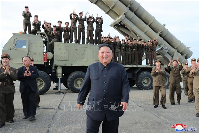 Trong ảnh (do Hãng thông tấn Trung ương Triều Tiên KCNA đăng phát ngày 25/8/2019): Nhà lãnh đạo Triều Tiên Kim Jong-un (giữa) thị sát vụ phóng thử nghiệm hệ thống pháo phản lực phóng loạt cỡ nòng “cực lớn” kiểu mới tại một địa điểm bí mật, ngày 24/8/2019. Ảnh: AFP/TTXVN