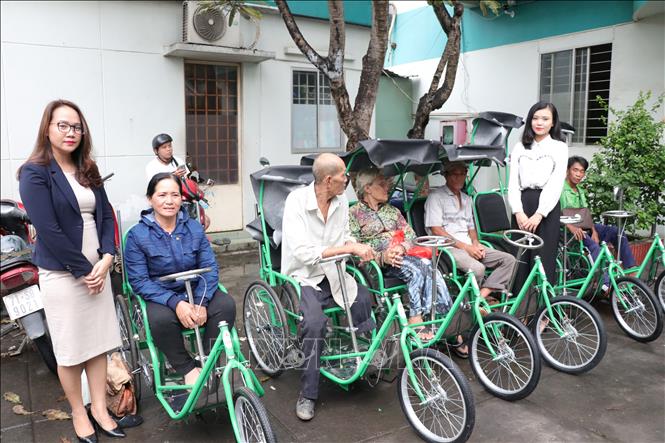 Trong ảnh: Người tàn tật bán vé số được nhận xe lắc tay tại buổi lễ. Ảnh: Huỳnh Phúc Hậu - TTXVN