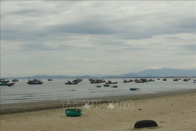 Trong ảnh: Xã biển Cảnh Dương (Quảng Trạch, Quảng Bình) đứng trước những khó khăn khi tàu biển không thể ra khơi. Ảnh: Đức Thọ - TTXVN

                     