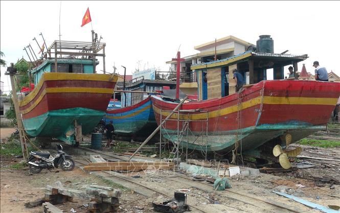 Trong ảnh: Nghề ra khơi đánh bắt cá tại xã biển Cảnh Dương (Quảng Trạch, Quảng Bình) đang đứng trước nhiều khó khăn. Ảnh: Đức Thọ - TTXVN