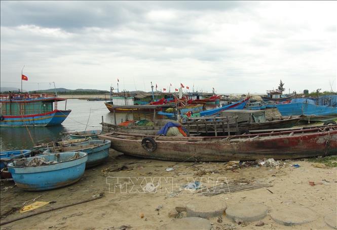 Trong ảnh: Nghề ra khơi đánh bắt cá tại xã biển Cảnh Dương (Quảng Trạch, Quảng Bình) đang đứng trước nhiều khó khăn. Ảnh: Đức Thọ - TTXVN

               