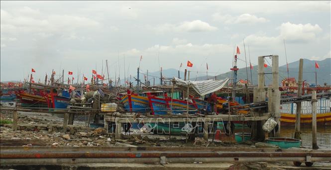 Trong ảnh: Nghề ra khơi đánh bắt cá tại xã biển Cảnh Dương (Quảng Trạch, Quảng Bình) đang đứng trước nhiều khó khăn. Ảnh: Đức Thọ - TTXVN
      