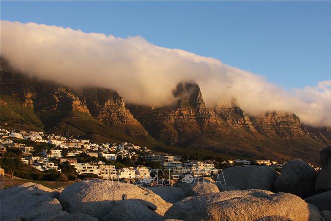 Địa hình độc đáo về địa chất và cảnh quang mang lại cho Cape Town, Nam Phi lợi thế về du lịch và các mỏ đất hiếm. Ảnh: Đình Lượng - TTXVN