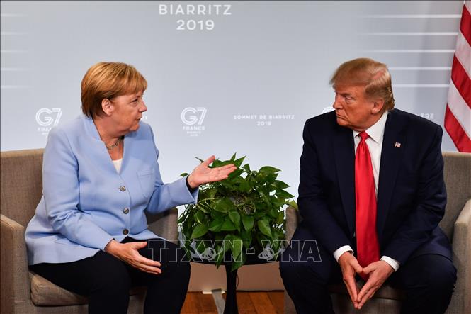 Trong ảnh: Tổng thống Mỹ Donald Trump (phải) trong cuộc hội đàm với Thủ tướng Đức Angela Merkel bên lề Hội nghị G7 tại Biarritz, Pháp ngày 26/8/2019. Ảnh: AFP/TTXVN 