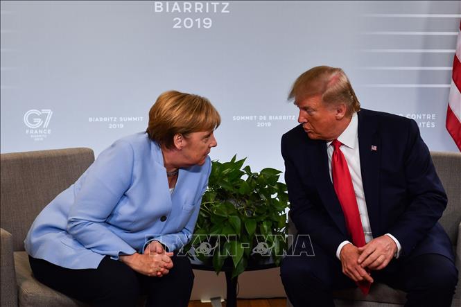 Trong ảnh: Tổng thống Mỹ Donald Trump (phải) trong cuộc hội đàm với Thủ tướng Đức Angela Merkel bên lề Hội nghị G7 tại Biarritz, Pháp ngày 26/8/2019. Ảnh: AFP/TTXVN 