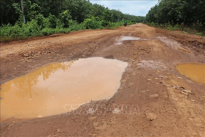 Trong ảnh: Nhiều đoạn đường tỉnh 756 xuống cấp trầm trọng tạo thành những vũng ao lớn, ổ voi, ổ gà đọng nước. Ảnh: K GỬIH -TTXVN