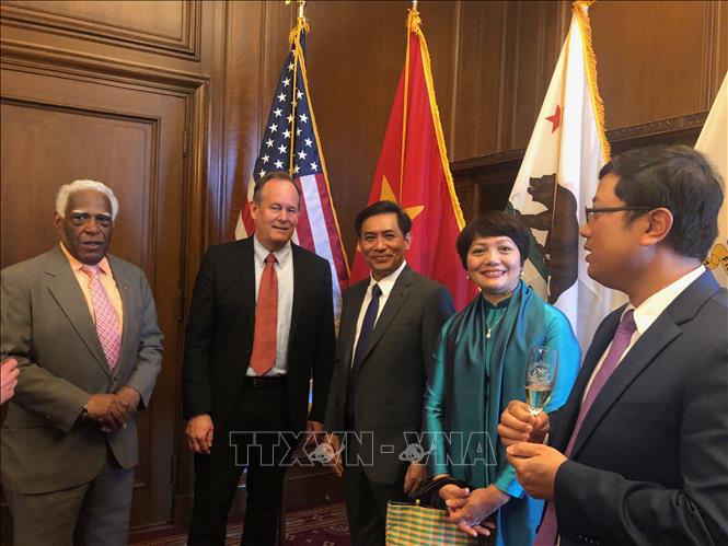Ông Mark Chandler, Giám đốc Kinh tế đối ngoại thành phố San Francisco chúc mừng Quốc khánh Việt Nam. Ảnh: Đại Thắng-P/vTTXVN tại Mỹ