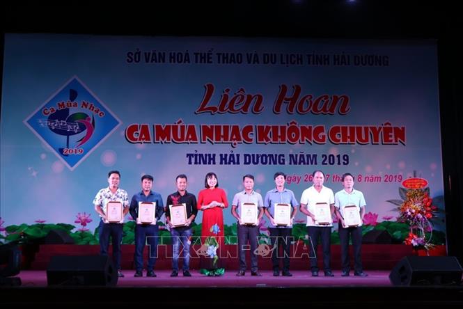Trong ảnh: Bà Nguyễn Thị Việt Nga, Giám đốc Sở Văn hóa – Thể thao và Du lịch Hải Dương trao giải A toàn đoàn. Ảnh: Mạnh Minh- TTXVN