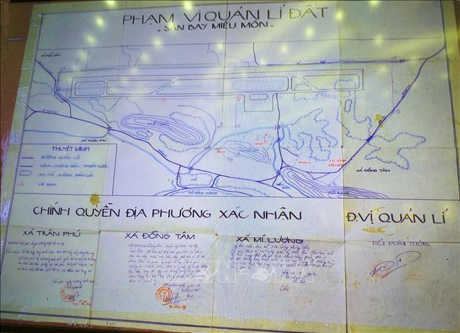 Trong ảnh: Bản đồ phạm vi quản lý đất sân bay Miếu Môn được công bố tại hội nghị chiều 27/8. Ảnh: Nguyễn Văn Thắng-TTXVN