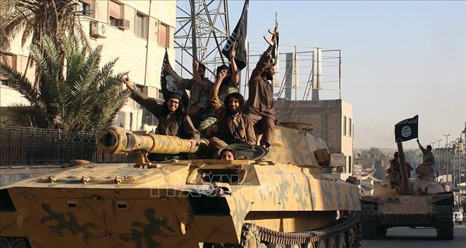 Trong ảnh: (tư liệu) Các tay súng IS tại Raqa, Syria, ngày 30/6/2014. Ảnh: AFP/TTXVN