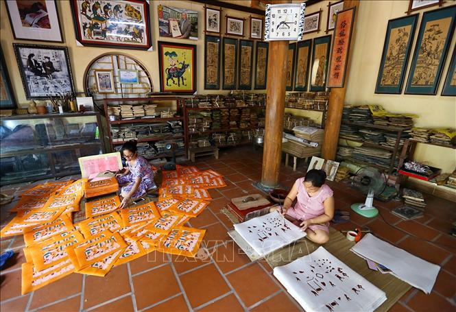 Trong ảnh: Cơ sở làm tranh Đông Hồ của gia đình nghệ nhân Nguyễn Đăng Chế. Hiện nay, tranh dân gian Đông Hồ đang đứng trước nguy cơ mai một do tác động của nền kinh tế thị trường, nhu cầu thẩm mỹ của người dân thay đổi, khiến “đầu ra” cho tranh gặp nhiều khó khăn. Những gia đình còn theo nghề như nghệ nhân Nguyễn Đăng Chế chỉ còn đếm trên đầu ngón tay, do dân làng tranh giờ đây chủ yếu làm hàng mã. Ảnh: Minh Quyết – TTXVN