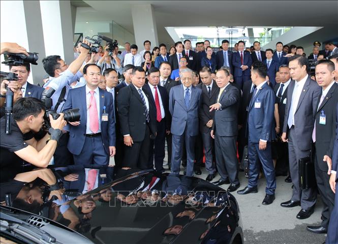 Trong ảnh: Thủ tướng Malaysia Mahathir Mohamad tham quan các mẫu xe ô tô của Vinfast. Ảnh: Dương Giang - TTXVN