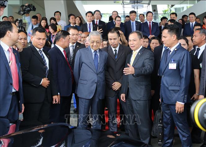 Trong ảnh: Thủ tướng Malaysia Mahathir Mohamad tham quan các mẫu xe ô tô của Vinfast. Ảnh: Dương Giang - TTXVN