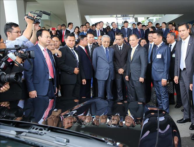 Trong ảnh: Thủ tướng Malaysia Mahathir Mohamad tham quan các mẫu xe ô tô của Vinfast. Ảnh: Dương Giang - TTXVN