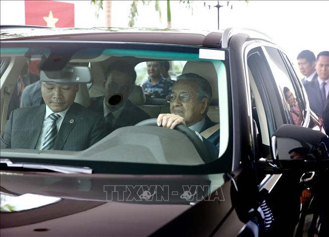 Trong ảnh: Thủ tướng Malaysia Mahathir Mohamad lái thử mẫu xe Vinfast. Ảnh: Dương Giang - TTXVN