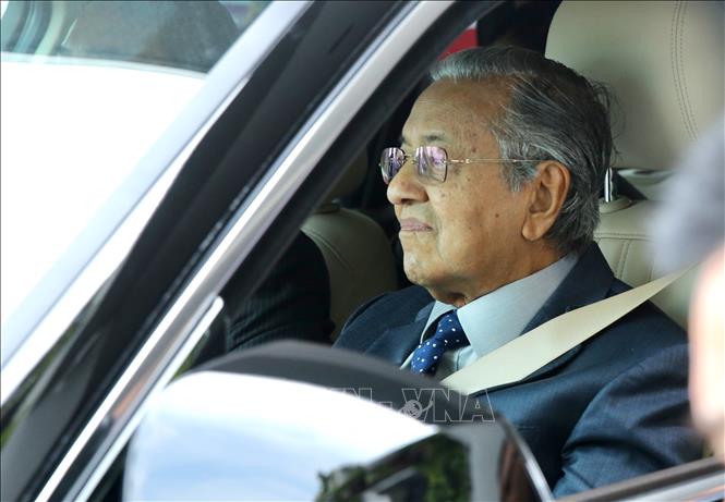 Trong ảnh: Thủ tướng Malaysia Mahathir Mohamad lái thử mẫu xe Vinfast. Ảnh: Dương Giang - TTXVN