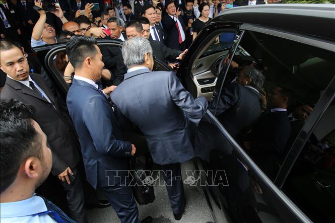 Trong ảnh: Thủ tướng Malaysia Mahathir Mohamad lái thử mẫu xe Vinfast. Ảnh: Dương Giang - TTXVN