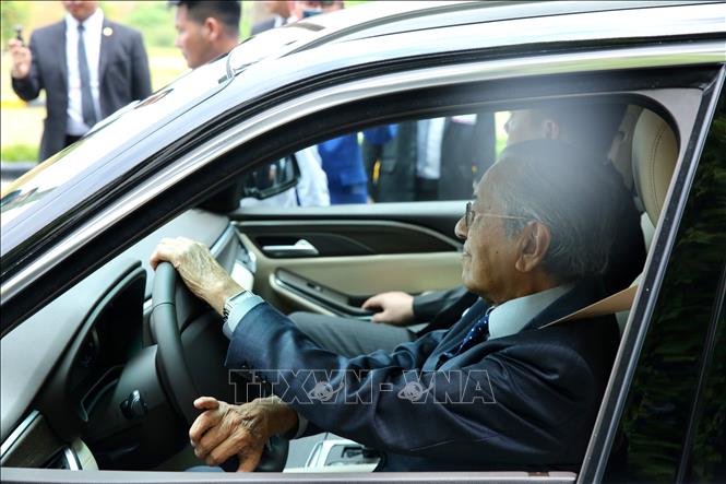 Trong ảnh: Thủ tướng Malaysia Mahathir Mohamad lái thử mẫu xe Vinfast. Ảnh: Dương Giang - TTXVN