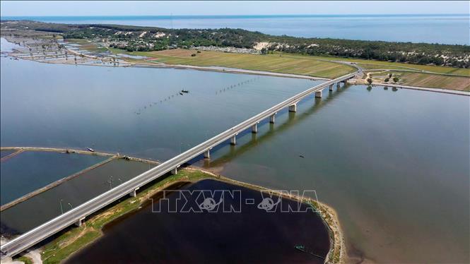 Trong ảnh: Cầu Ca Cút  nối liền tuyến Quốc lộ 49 ven biển với các khu dân cư vùng đầm phía Bắc, cửa Thuận An với thành phố Huế. Ảnh: Hồ Cầu-TTXVN