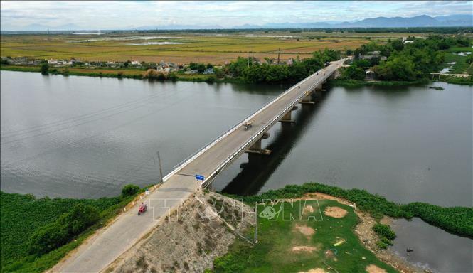 Trong ảnh: Cầu Hòa Xuân nối với tuyến đường mới mở từ xã Phong Hòa qua Điền Lộc (huyện Phong Điền) không chỉ rút ngắn khoảng cách đi lại mà còn tạo thuận lợi thúc đẩy nền kinh tế vùng Ngũ Điền của huyện Phong Điền phát triển. Ảnh: Hồ Cầu-TTXVN