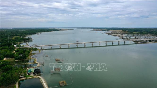 Trong ảnh: Cầu Trường Hà, bắc qua đầm Thủy Tú trên phá Tam Giang, nối liền Quốc lộ 1A chạy qua các xã ven biển Phú Vang và nối Quốc lộ 49B tại địa bàn xã Vinh Phú và Vinh Thanh, huyện Phú Vang. Ảnh: Hồ Cầu-TTXVN