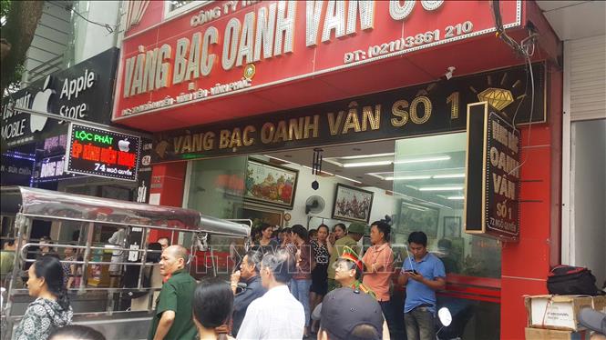 Trong ảnh: Hàng chục người dân vây quanh cửa hàng vàng bạc Oanh Vân để đòi lại tiền gửi ở. Ảnh: Nguyễn Trọng Lịch- TTXVN