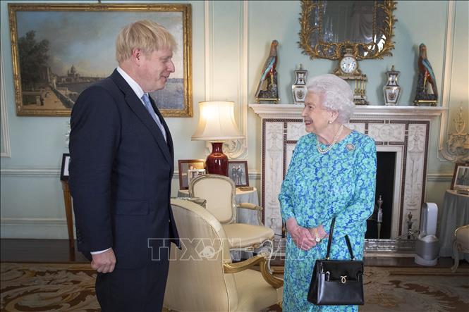 Trong ảnh: Thủ tướng Anh Boris Johnson (trái) diện kiến Nữ Hoàng Elizabeth II ở London ngày 24/7/2019. Ảnh: AFP/TTXVN