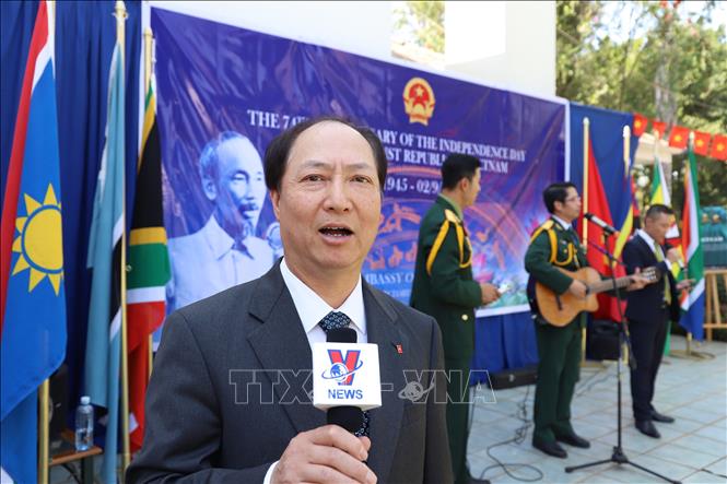 Đại sứ Việt Nam tại Nam Phi Vũ Văn Dũng trả lời phỏng vấn của phóng viên TTXVN tại Pretoria. Ảnh: Phi Hùng-P/vTTXVN tại Nam Phi