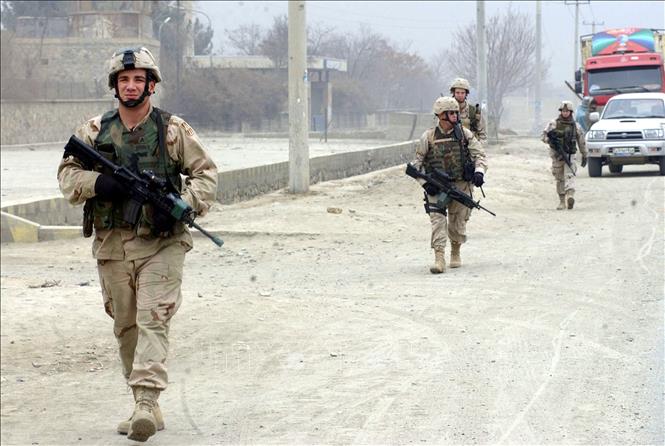 Trong ảnh (tư liệu): Binh sĩ Mỹ tuần tra tại phía Đông Kabul, Afghanistan ngày 11/12/2004. Ảnh: AFP/TTXVN