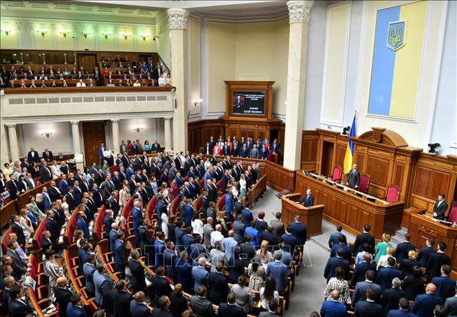 Trong ảnh: Các nghị  sĩ tuyên thệ tại  phiên họp đầu tiên Quốc hội mới của Ukraine ở Kiev ngày 29/8. Ảnh: AFP/TTXVN