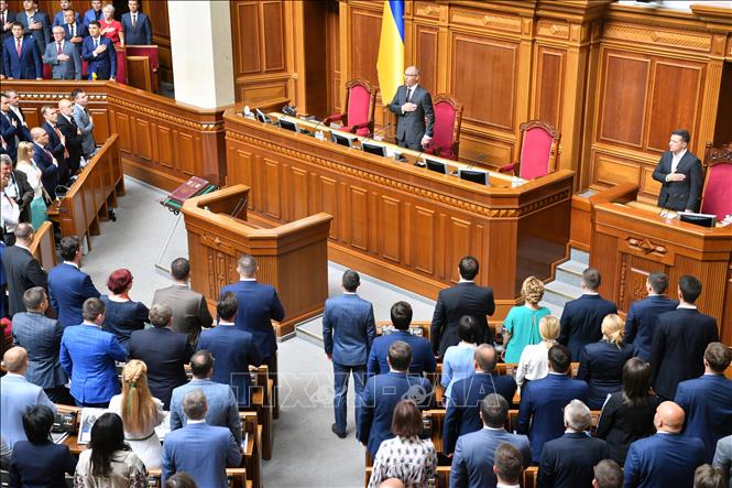 Trong ảnh: Các nghị  sĩ  tại  phiên họp đầu tiên Quốc hội mới của Ukraine ở Kiev ngày 29/8. Ảnh: AFP/TTXVN