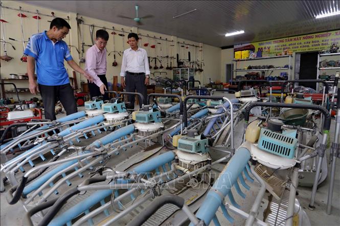 Trong ảnh: Gia đình anh Phạm Thành Chung ở khu Đồng Tâm, xã Minh Đài, huyện Tân Sơn vay vốn ưu đãi kinh doanh, sửa chữa máy nông nghiệp, mỗi tháng lãi hàng chục triệu đồng. Ảnh: Trần Việt - TTXVN