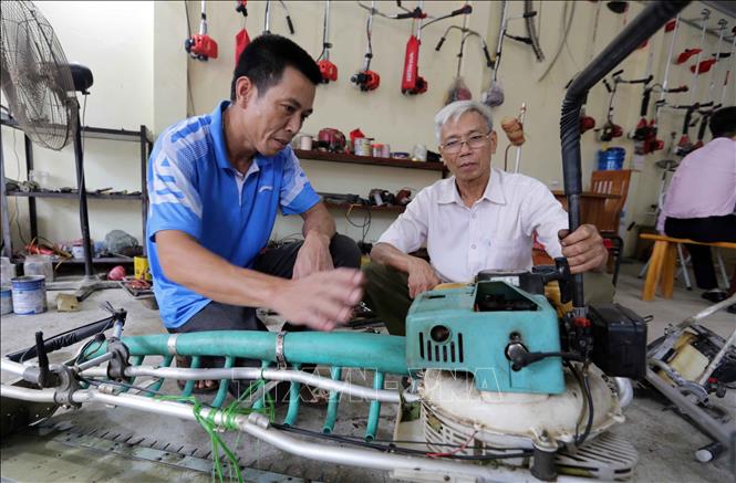 Trong ảnh: Gia đình anh Phạm Thành Chung ở khu Đồng Tâm, xã Minh Đài, huyện Tân Sơn vay vốn ưu đãi kinh doanh, sửa chữa máy nông nghiệp, mỗi tháng lãi hàng chục triệu đồng. Ảnh: Trần Việt - TTXVN