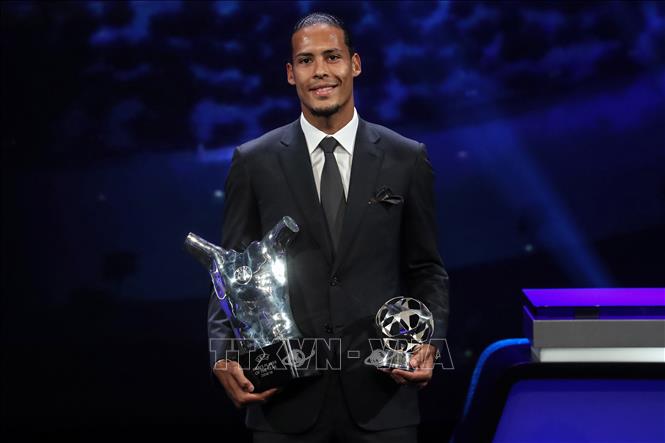 Trong ảnh: Cầu thủ Virgil Van Dijk nhận danh hiệu đúp Nam cầu thủ xuất sắc nhất năm và Hậu vệ xuất sắc nhất tại lễ trao giải của UEFA ở Monaco ngày 29/8/2019. Ảnh: AFP/TTXVN