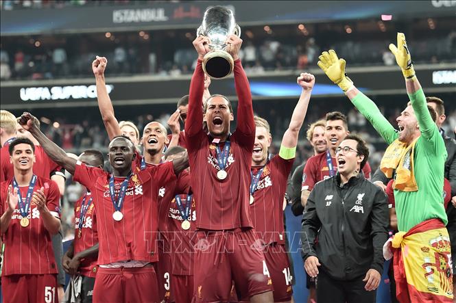 Trong ảnh: Hậu vệ Virgil Van Dijk (giữa) của CLB Liverpool cùng đồng đội ăn mừng vô địch giải bóng đá Siêu cúp châu Âu 2019 sau khi đánh bại CLB Chelsea trong trận đấu trên sân Besiktas Park ở Istanbul, Thổ Nhĩ Kỳ ngày 14/8/2019. Ảnh: AFP/TTXVN
