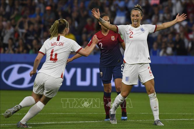 Trong ảnh: Cầu thủ Lucy Bronze (phải) của tuyển Anh ăn mừng chiến thắng sau khi ghi bàn vào lưới đội tuyển Na Uy trong trận đấu tại giải Vô địch bóng đá nữ thế giới 2019 diễn ra trên sân Oceane ở Le Havre, Pháp ngày 27/6/2019. Ảnh: AFP/TTXVN