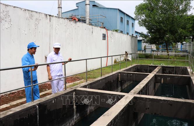 Trong ảnh: Cán bộ nhà máy sữa Tiên Sơn kiểm tra hệ thống nước thải. Ảnh: Thái Hùng - TTXVN