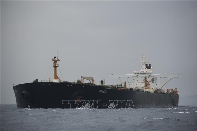 Trong ảnh (tư liệu): Tàu chở dầu Adrian Darya (tên cũ là Grace 1) của Iran ở ngoài khơi Gibraltar, ngày 6/7/2019. Ảnh: AFP/TTXVN