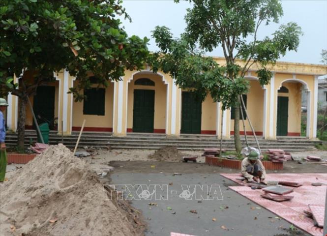 Trong ảnh: Cải tạo khuôn viên sân trường THCS Chu Văn An tại thị trấn Thanh Hà. Ảnh: Mạnh Minh - TTXVN