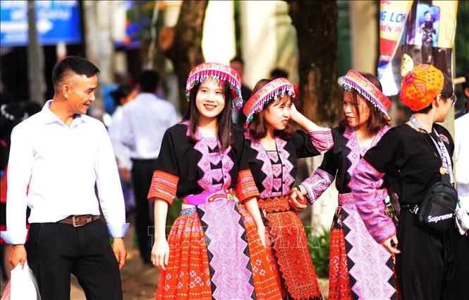 Trong ảnh: Đông đảo du khách về dự ngày hội văn hóa các dân tộc huyện Mộc Châu năm 2019. Ảnh: Quang Quyết - TTXVN