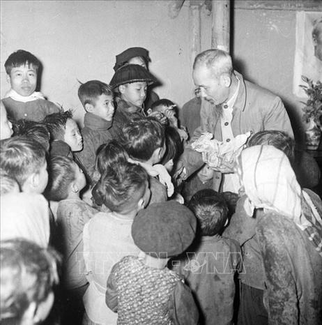 Trong ảnh: Nhân dịp Tết Nguyên đán 1956, Chủ tịch Hồ Chí Minh về thăm, nói chuyện thân mật và chia quà cho thiếu nhi xã Tiền Phong, huyện Bình Xuyên, tỉnh Vĩnh Phúc. Ảnh: TTXVN