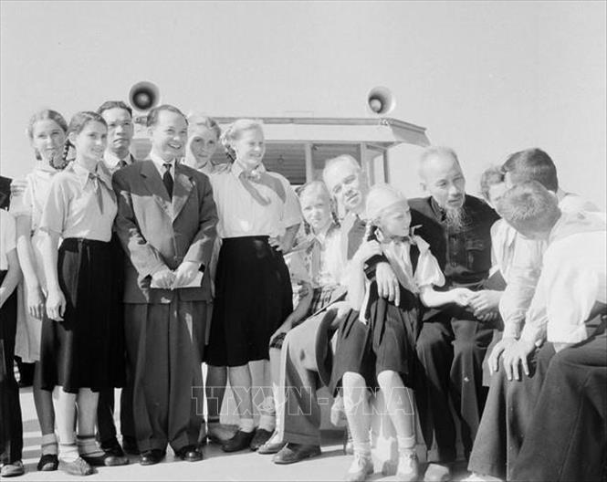 Trong ảnh: Chủ tịch Hồ Chí Minh nói chuyện với thiếu nhi Liên Xô khi đến thăm kênh đào Moskva và một số cơ sở kinh tế bên kênh đào, trong chuyến thăm Liên Xô (17/7/1955). Ảnh: TTXVN